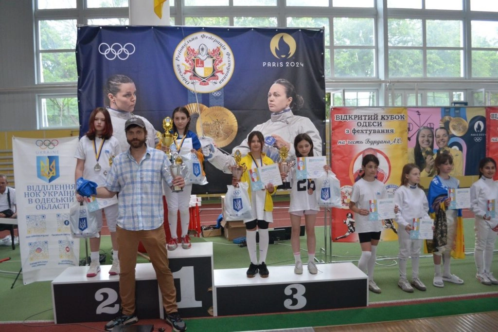 Переможці турніру «Одеса-2026» з фехтування на шаблях на п'єдесталі пошани в спорткомплексі «Олімпієць