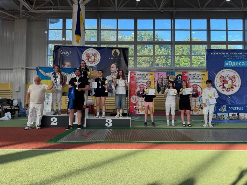 Переможці турніру «Одеса-2026» з фехтування на шаблях на п'єдесталі спорткомплексу «Олімпієць