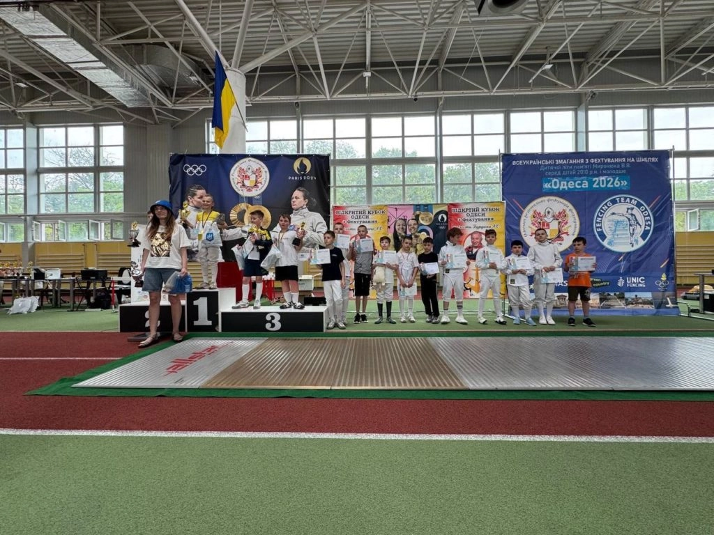 Юні переможці турніру «Одеса-2026» на п'єдесталі у спорткомплексі «Олімпієць», Одеса