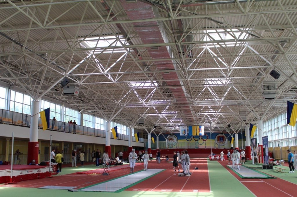 Турнір «Одеса-2026» з фехтування на шаблях у спорткомплексі «Олімпієць», учасники на доріжках