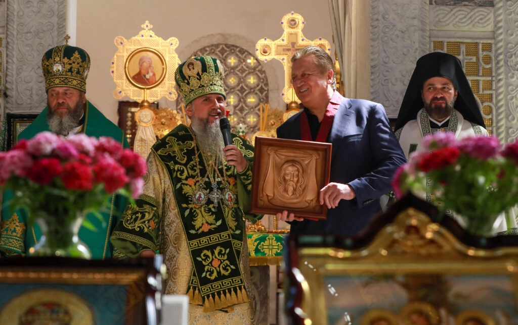 Митрополит Епіфаній нагороджує Ігоря Лисова Орденом Святого Архістратига Михаїла I ступеня