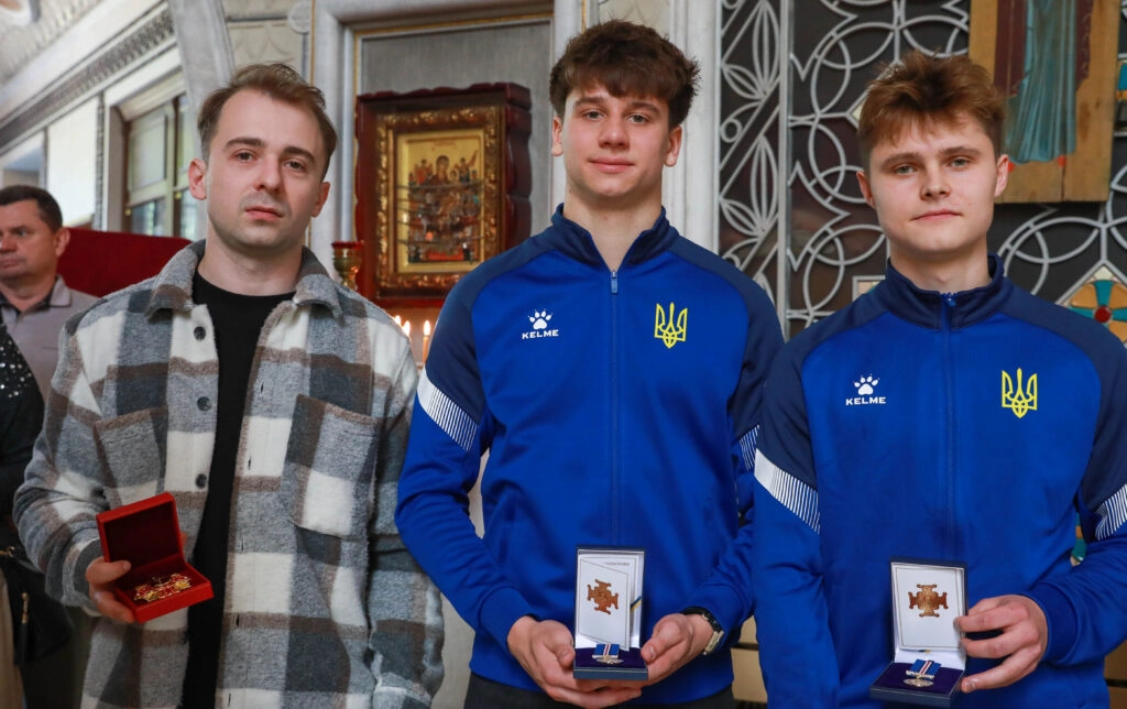 Срібні призери Олексій Середа та Марк Гриценко отримують нагороди від Митрополита Епіфанія