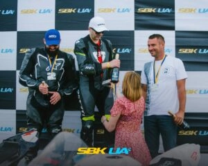 Переможці етапу SBKUA на подіумі “Автодрома “Чайка” святкують рекорд Костянтина Пісарєва