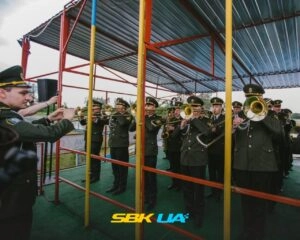 Оркестр виконує гімн на відкритті Чемпіонату України з мотоциклетних перегонів SBKUA на “Автодромі “Чайка”