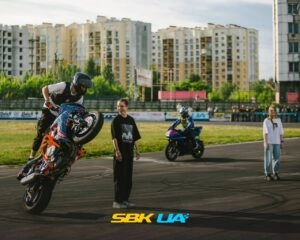 Костянтин Пісарєв виконує трюк на мотоциклі під час Чемпіонату України SBKUA на “Автодромі “Чайка”
