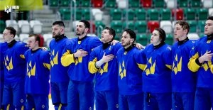 Гравці збірної України з хокею співають гімн перед матчем групи А в Маннгеймі на ЧС 2027
