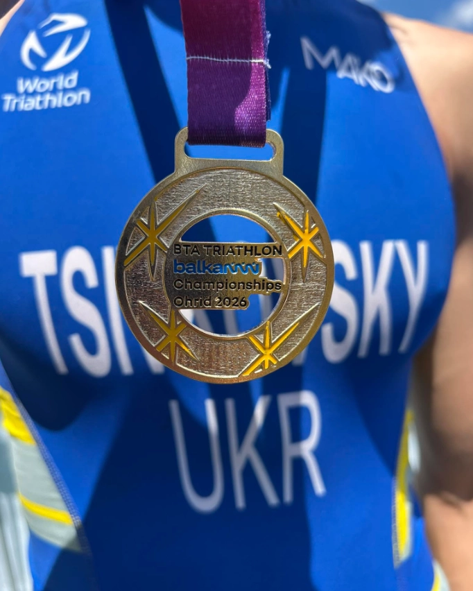 Медаль чемпіонату Балканських країн з триатлону 2026, представник України у формі UKR