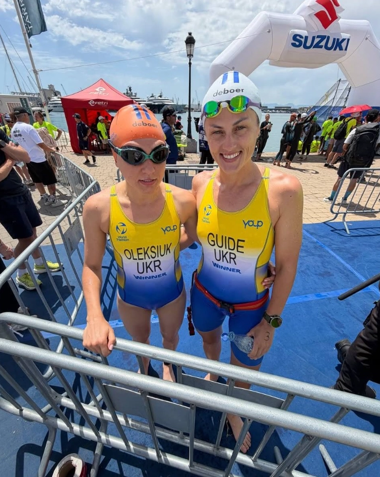 Віта Олексюк та гайд Наталія Мацупко після фінішу на чемпіонаті Європи з паратриатлону 2023