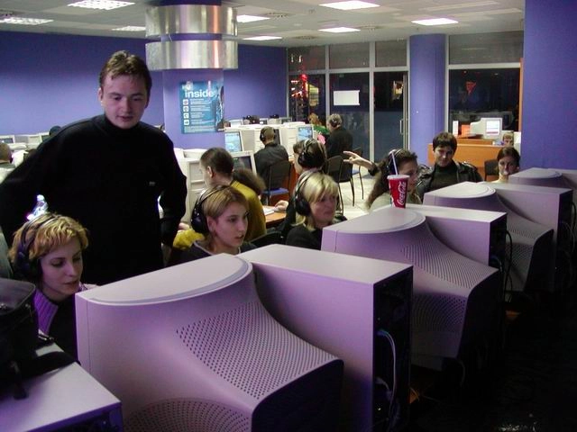 Команда CyberCats на турнірі з Counter-Strike святкує 25-річчя в комп'ютерному клубі
