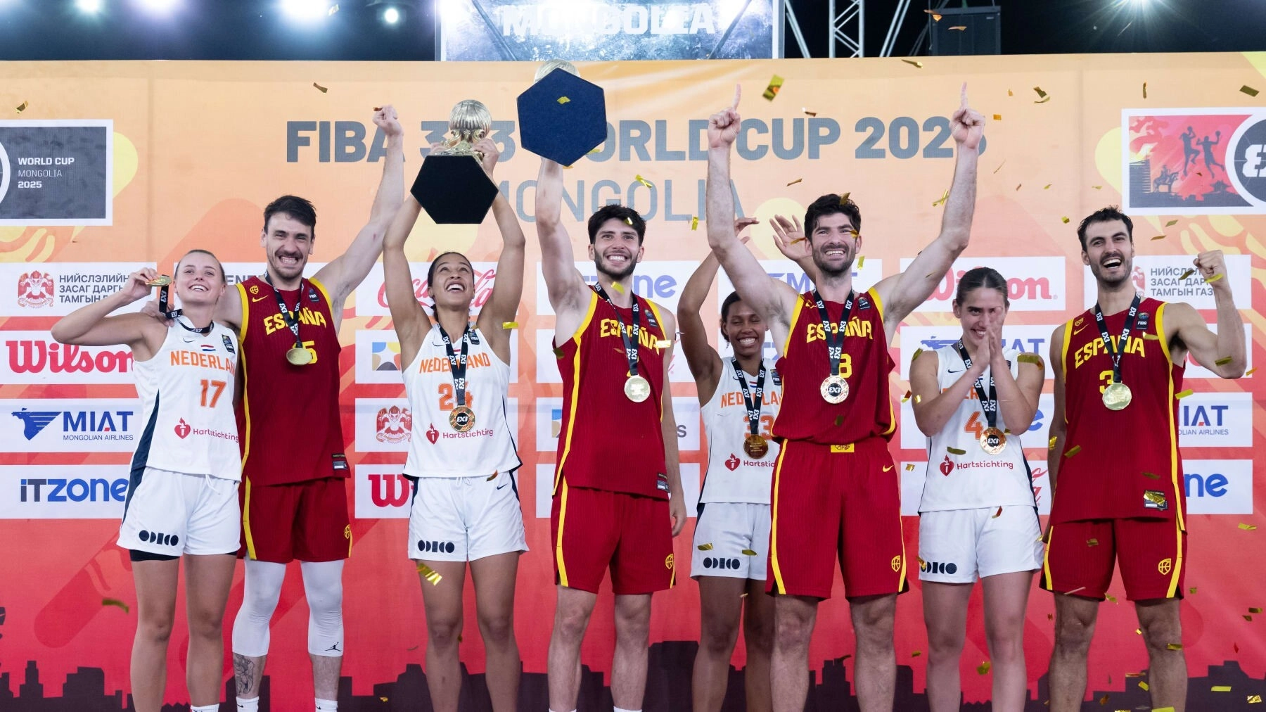 Збірні Іспанії та Нідерландів святкують перемогу на чемпіонаті світу з баскетболу 3х3 у Монголії 2025