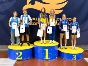 Переможці U13 дівчата на Чемпіонаті України з п’ятиборства в Києві отримують нагороди