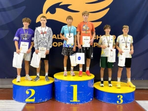 Переможці U15 юнаки на Чемпіонаті України з п’ятиборства в Києві отримують нагороди