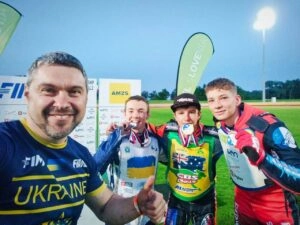 Члени Федерації мотоциклетного спорту України на спідвейному заході в Рівному