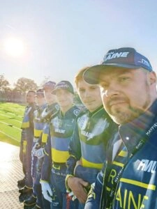 Члени Федерації мотоциклетного спорту України на змаганнях спідвею в Рівному
