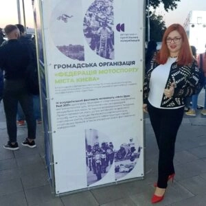 Марина Гарбуз біля стенду Федерації мотоспорту Києва під час святкування дня народження