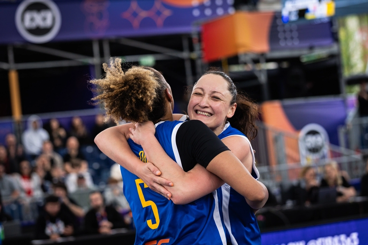 Українські баскетболістки святкують перемогу на чемпіонаті світу 3х3 у Варшаві