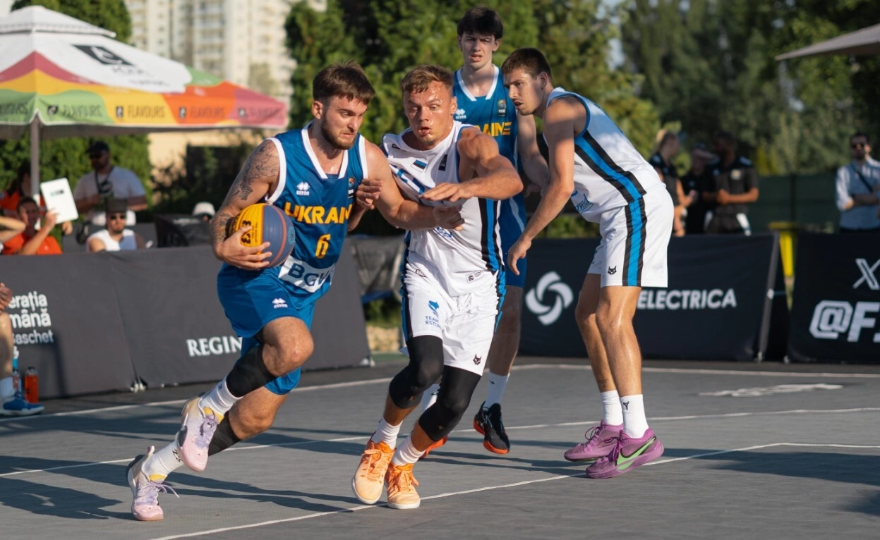 Україна проти Естонії у кваліфікації чемпіонату Європи 3х3 в Бухаресті, напружена боротьба за м'яч