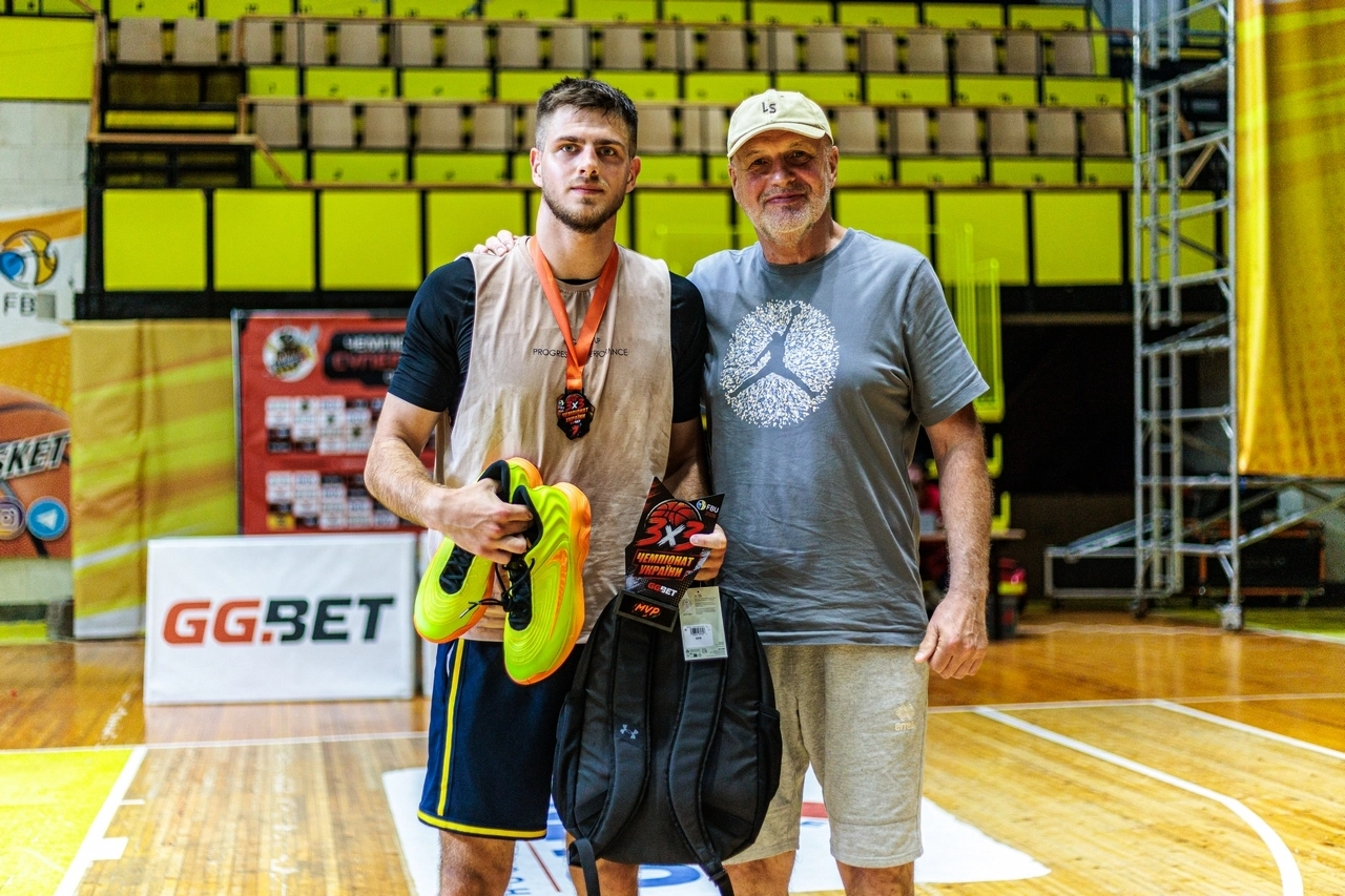 Владислав Ніколайчук отримує нагороду MVP на GGBET 3х3 Чемпіонаті України в Києві