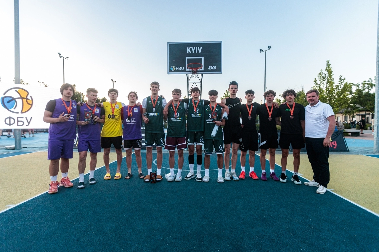 Команди переможців і призерів етапу чемпіонату України 3х3 у Києві на майданчику ВДНГ