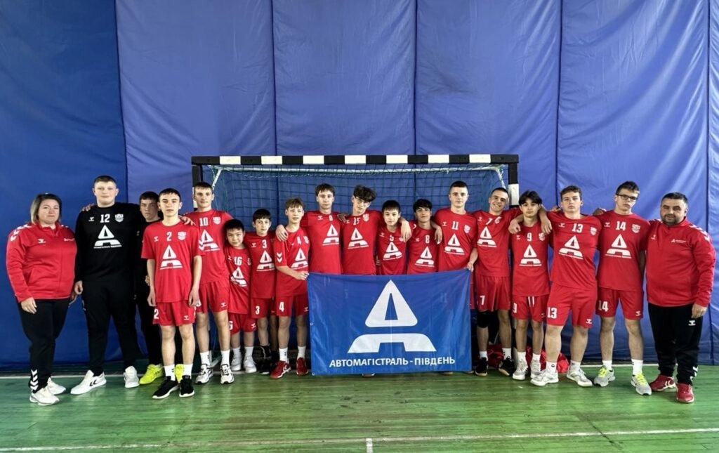 Команда ДЮСШ Іванівки з тренерами святкує перемогу на чемпіонаті України з гандболу серед юнаків