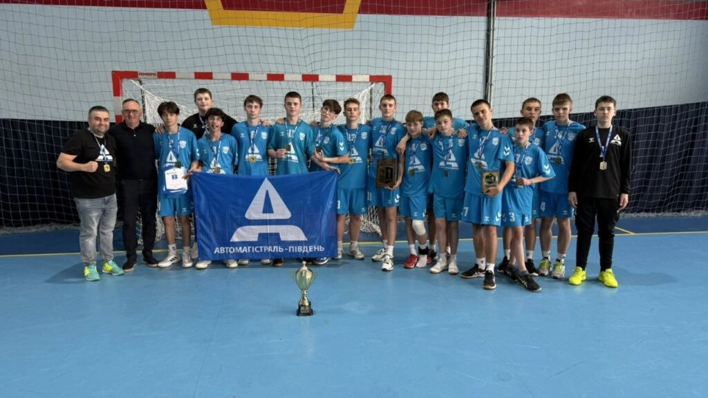 Команда ДЮСШ Іванівки святкує перемогу на чемпіонаті України з гандболу серед юнаків 2011-2012 р.н