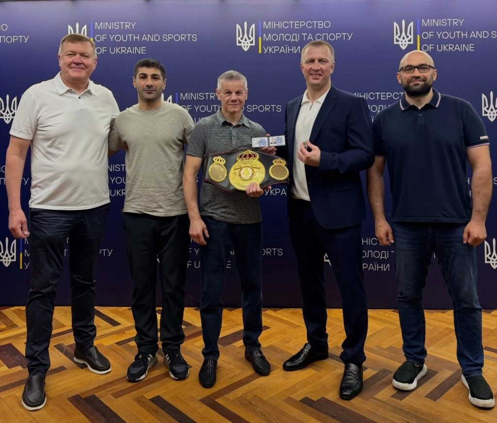 Юрій Нужненко отримує звання «Заслужений майстер спорту України» від Олексія Нікітенка