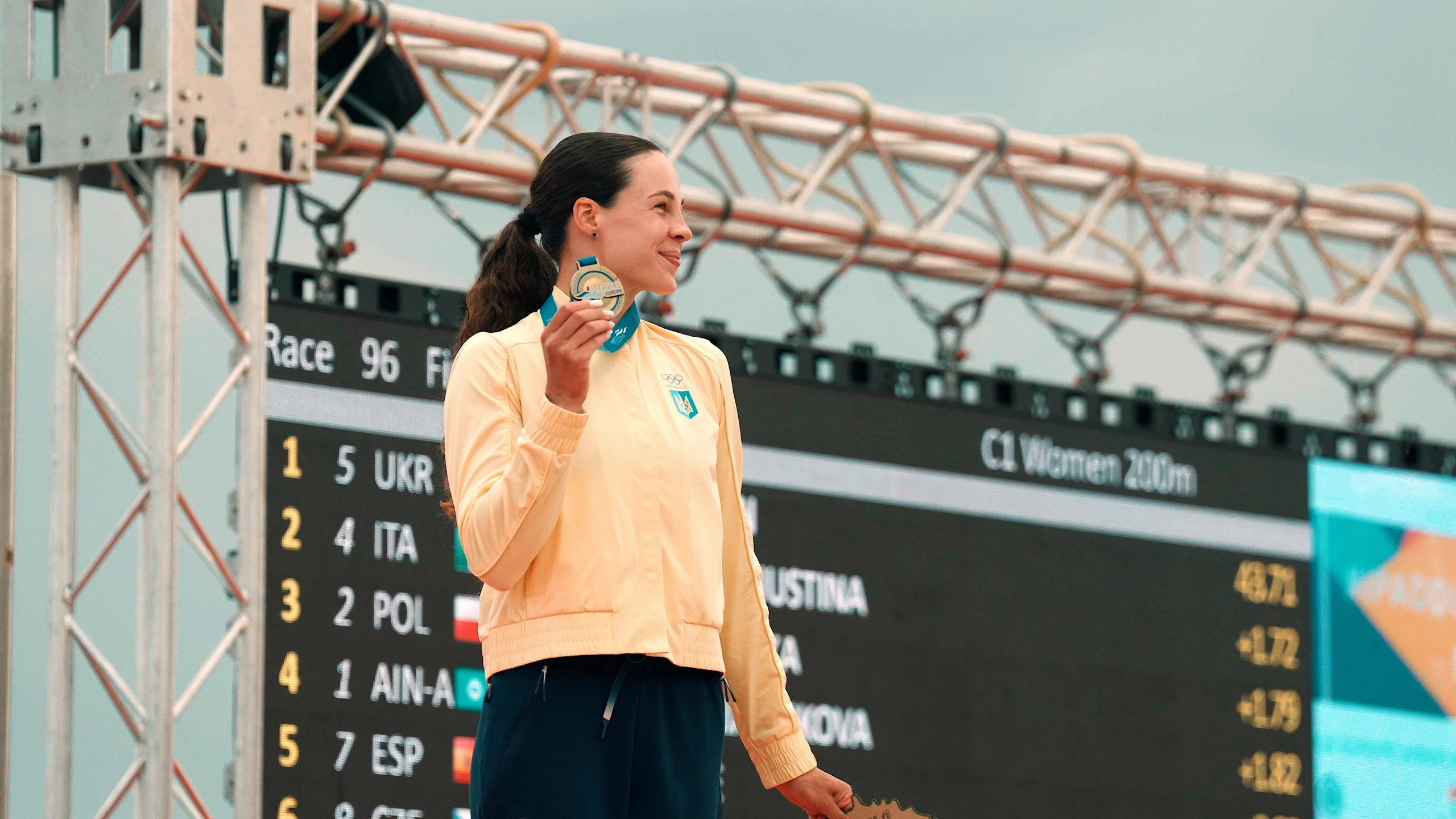 Людмила Лузан святкує перемогу на чемпіонаті Європи 2026 у Монтемор-у-Велью, Португалія