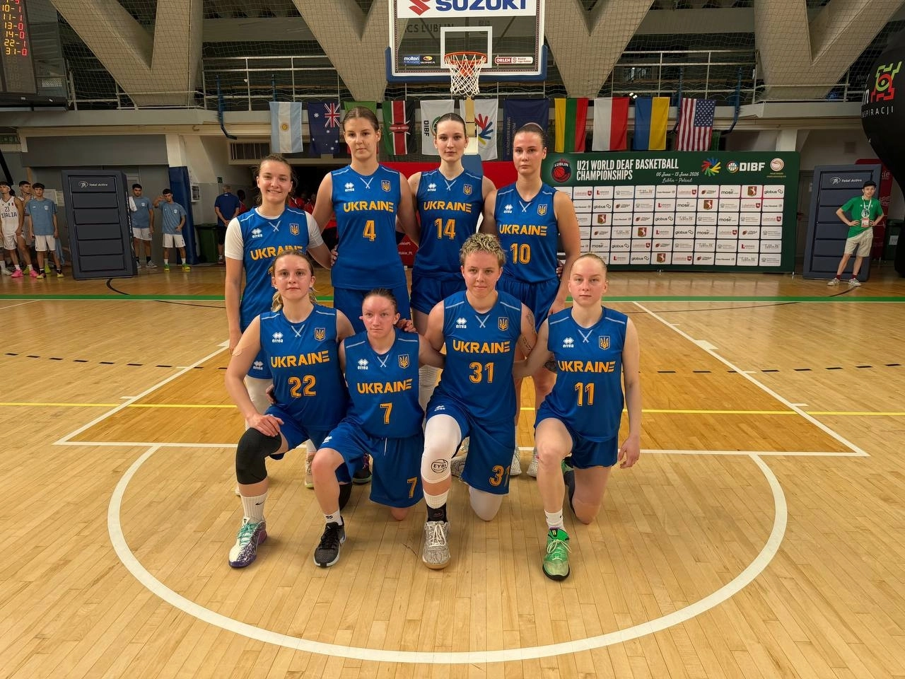 Жіноча збірна України з баскетболу U21 святкує перемогу на чемпіонаті світу в Любліні 2026