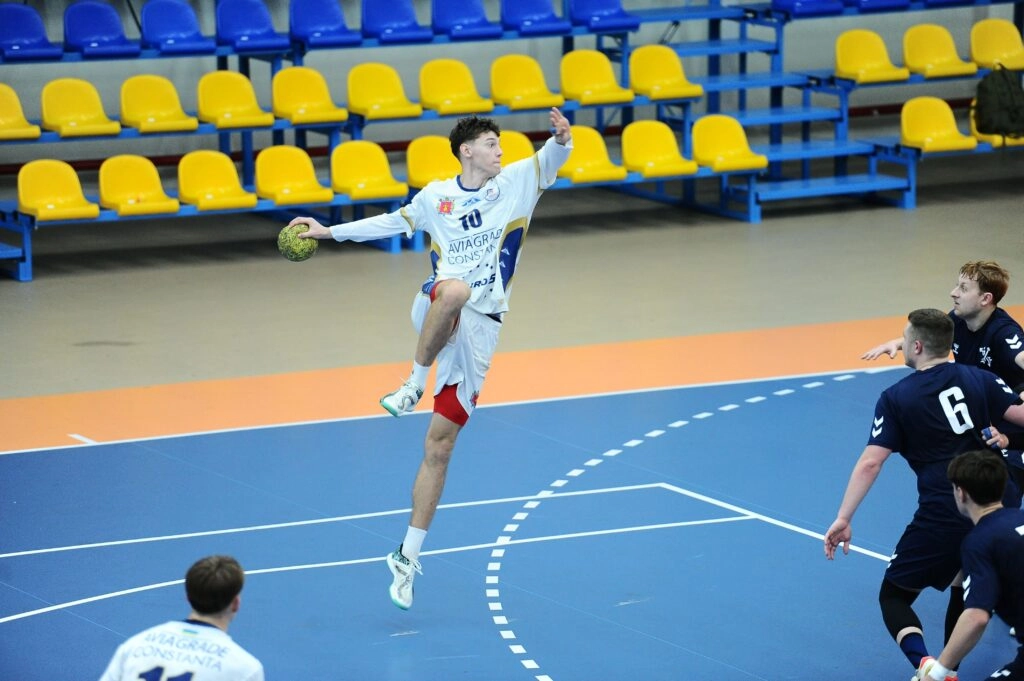Гандболіст команди "Авіаград" виконує кидок під час матчу чемпіонату України 2019/2020