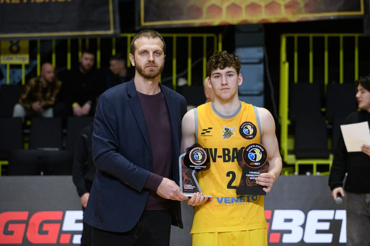 Єгор Сушкін отримує нагороду MVP Суперліги Favbet перед стартом Євробаскету U-20 у Братиславі
