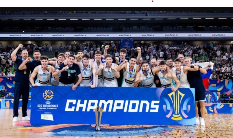 Збірна Словенії святкує перемогу на чемпіонаті Європи U-20 у Дивізіоні А в Любляні