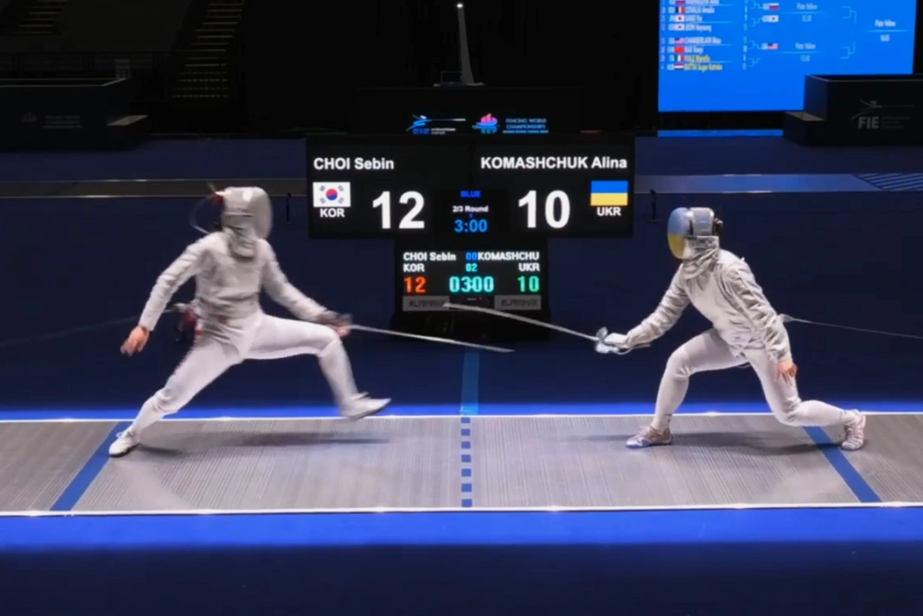 Аліна Комащук змагається проти Чой Себін на чемпіонаті світу з фехтування в Гонконзі