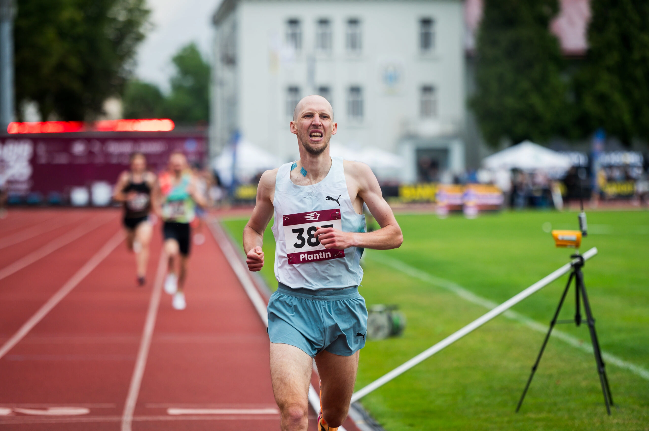 Львівський чемпіонат України: бігун долає фінішну лінію першого дня змагань серед дорослих та молоді