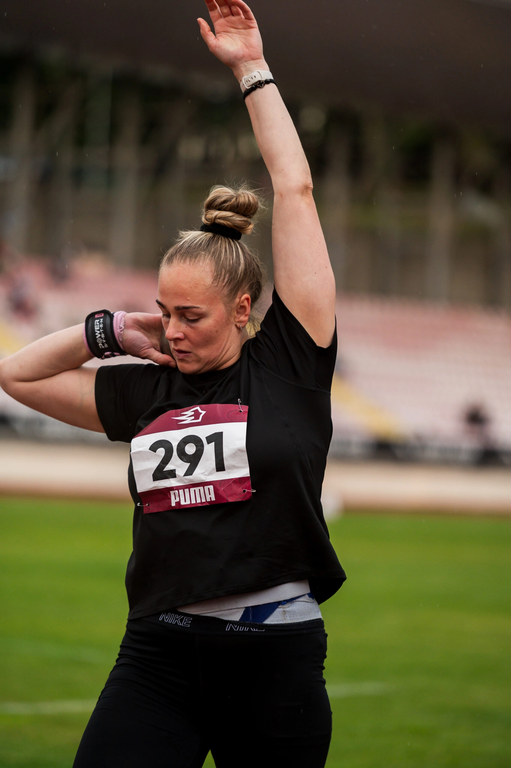 Атлетка на чемпіонаті України у Львові готується до стрибків у висоту, змагання за путівки на Євро
