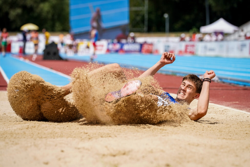 Стрибок у довжину на юнацькому чемпіонаті Європи з легкої атлетики, спортсмен у піску