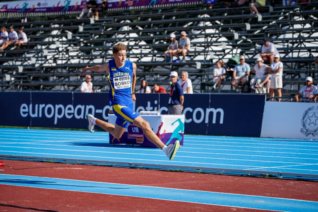Маркiян Бобко виконує потрійний стрибок на юнацькому чемпіонаті Європи в Рієті 2026