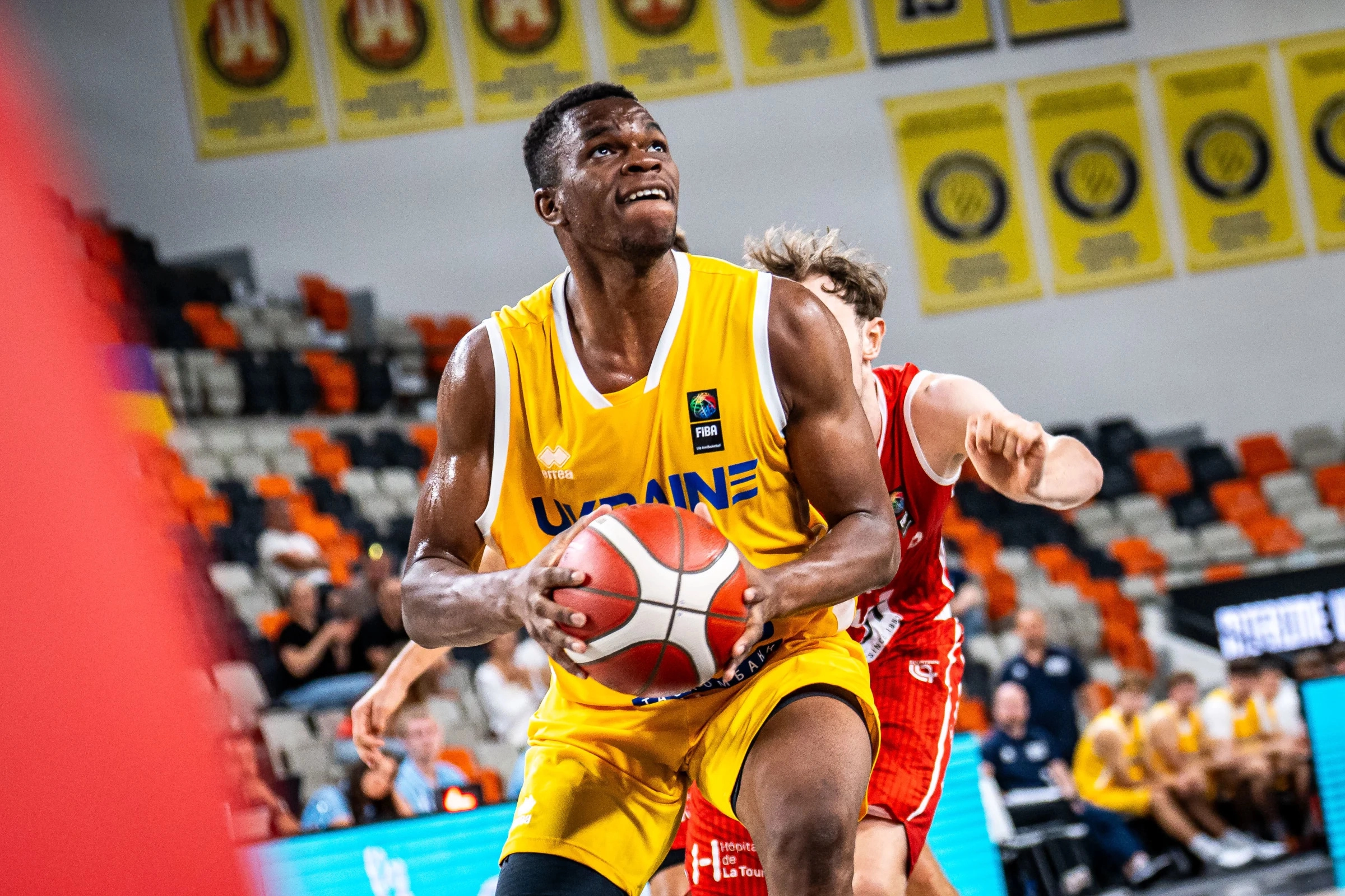 Центровий Десмонд Йяму веде м'яч у фіналі чемпіонату Європи U-20 в Братиславі
