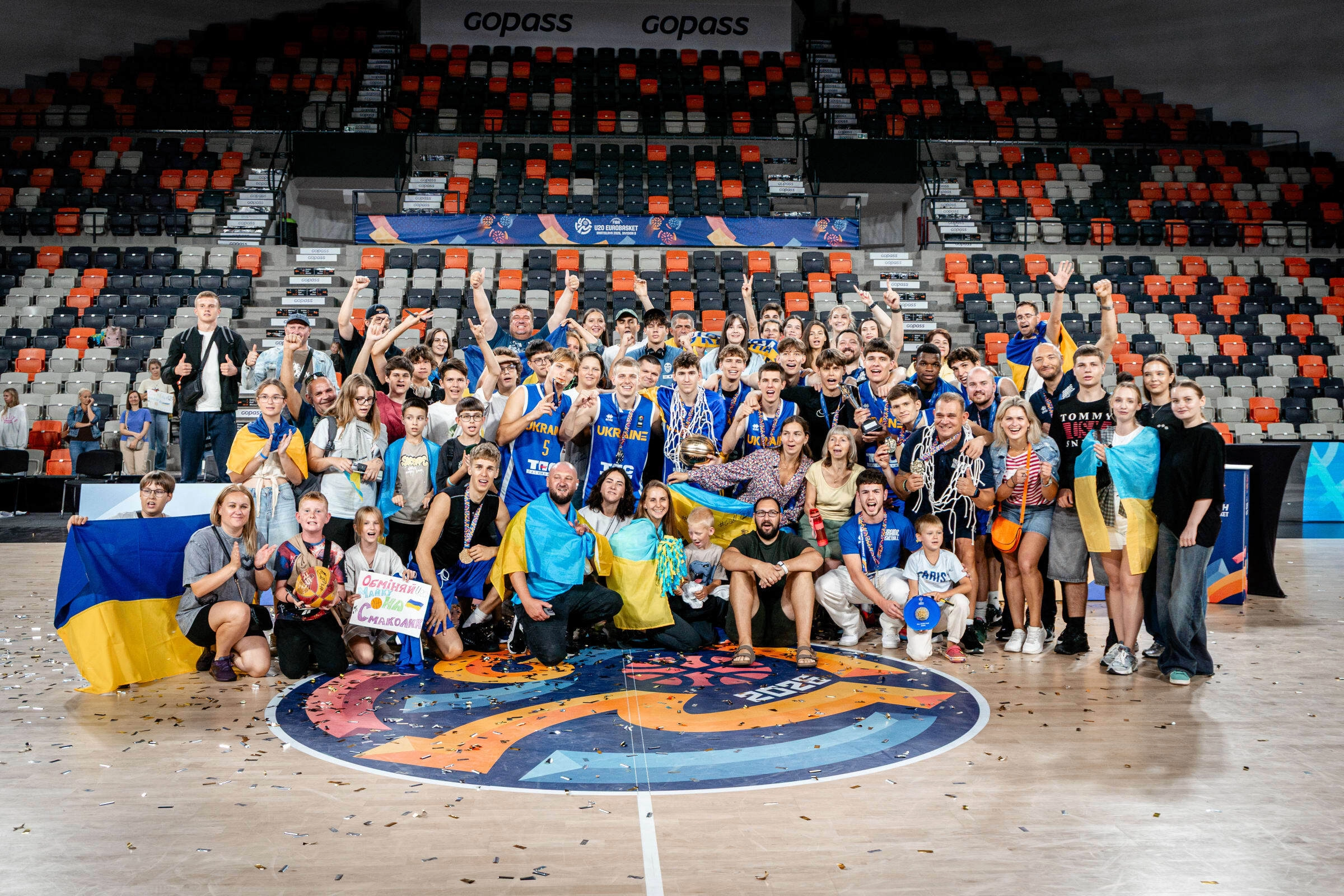 Збірна України U-20 святкує перемогу на чемпіонаті Європи, здобувши історичний титул та місце в Дивізіоні А