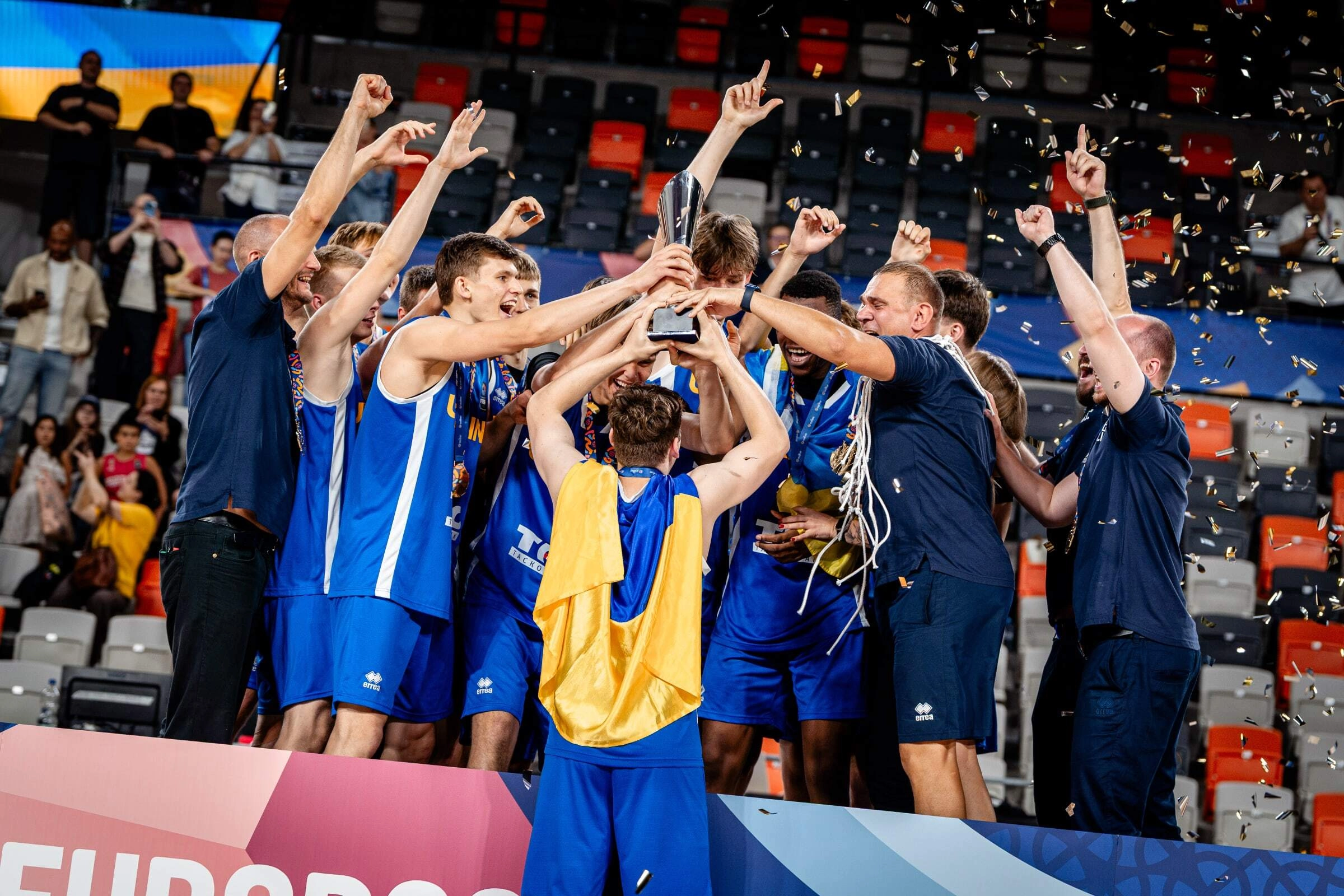 Збірна України святкує перемогу на чемпіонаті Європи U-20 в Братиславі, піднімаючи трофей