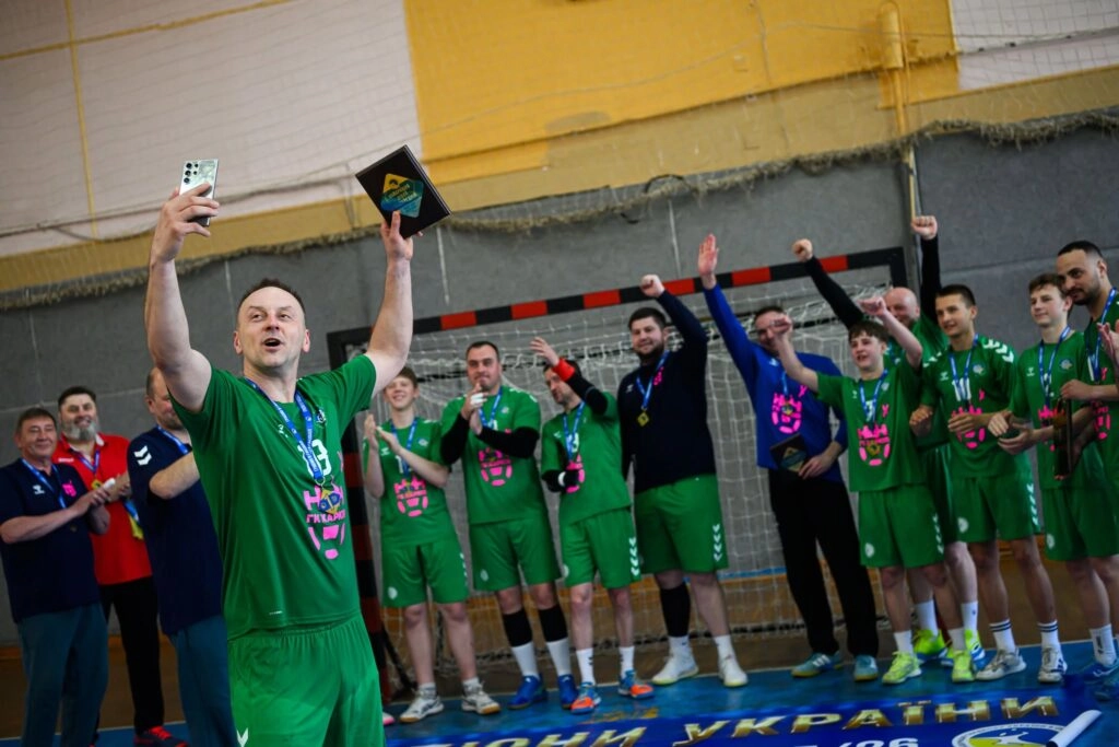Гандбольний клуб «Харків» святкує вихід до Суперліги України, гравці радіють перемозі