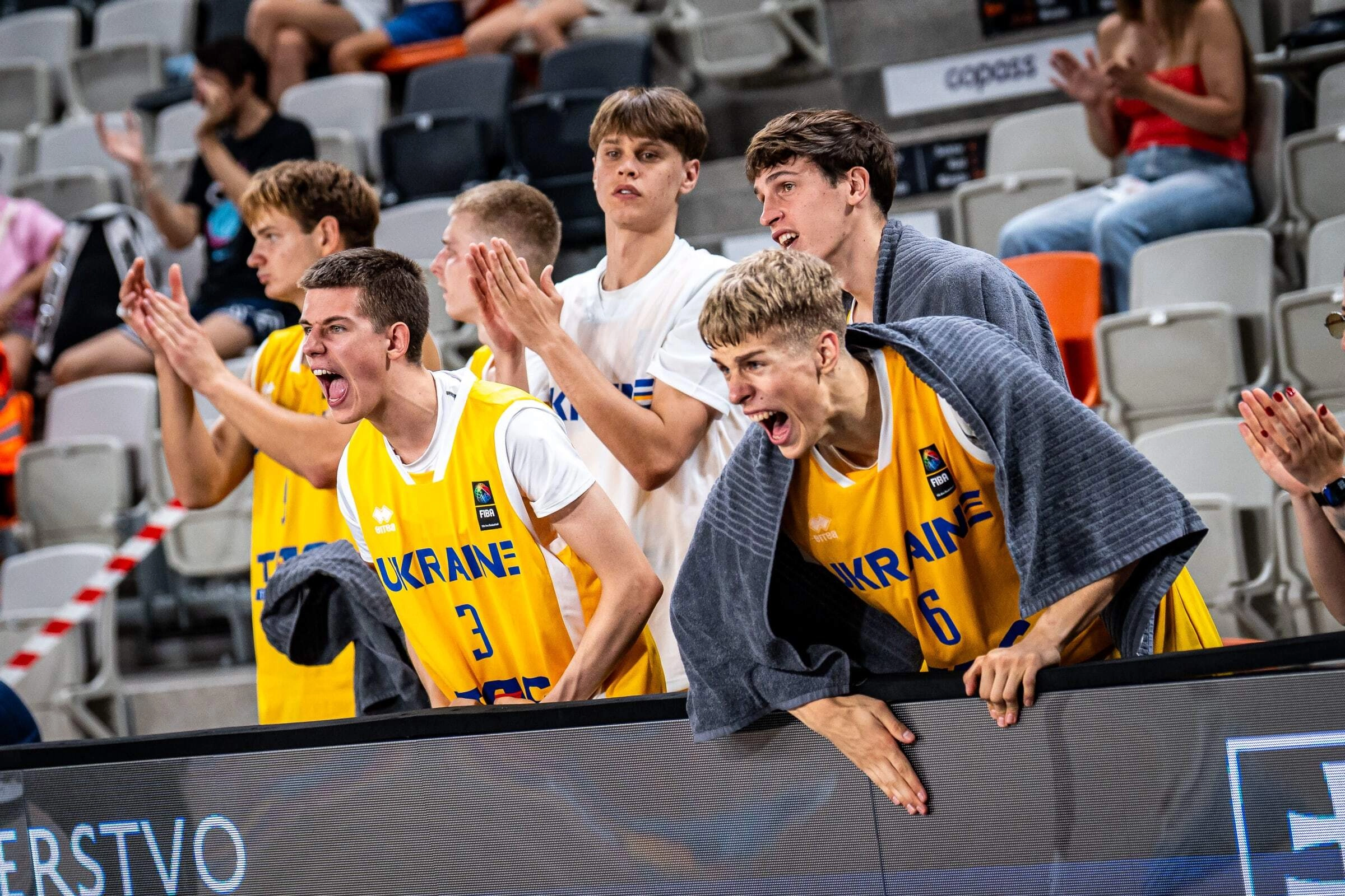 Гравці збірної України U-20 святкують перемогу на чемпіонаті Європи в Братиславі