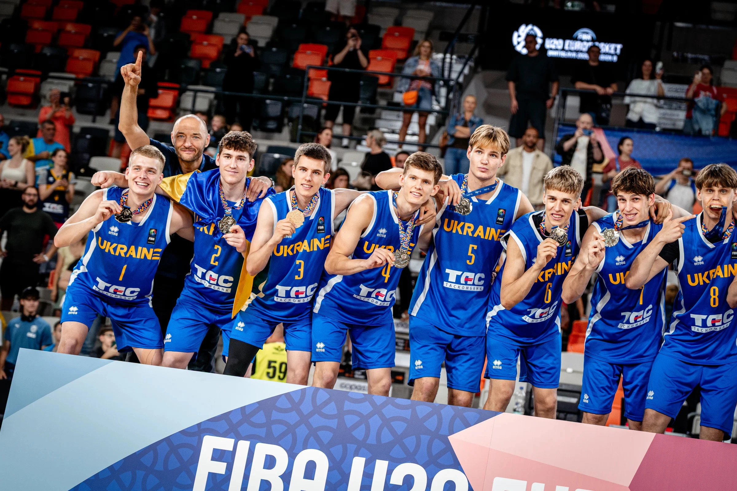Гравці збірної України U-20 святкують перемогу на чемпіонаті Європи з баскетболу в Братиславі