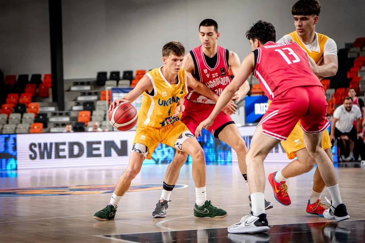 Україна проти Грузії на чемпіонаті Європи U-20 з баскетболу в Братиславі, Єгор Сушкін з м'ячем