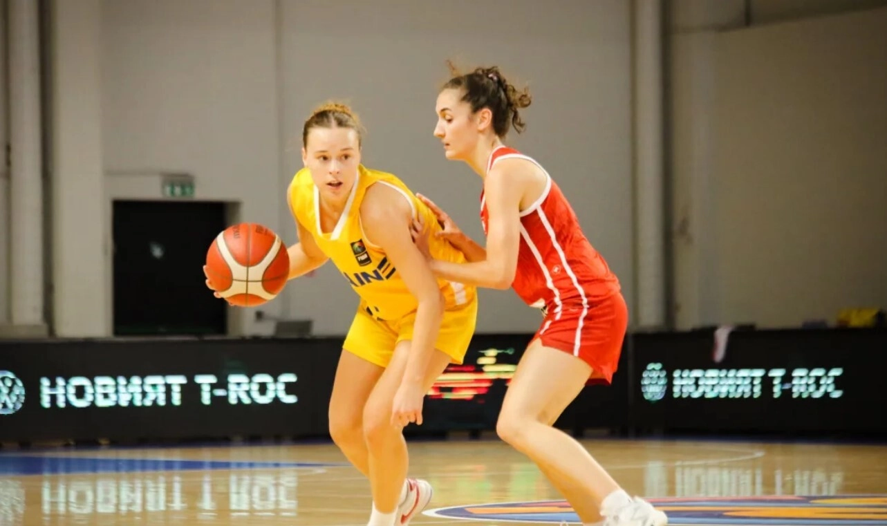 Українська баскетболістка проти Швейцарії на чемпіонаті Європи U-20 у Самокові, Болгарія