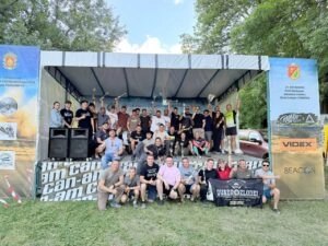Учасники IV етапу Чемпіонату України з кантрі-кросу в Знам’янці святкують завершення змагань