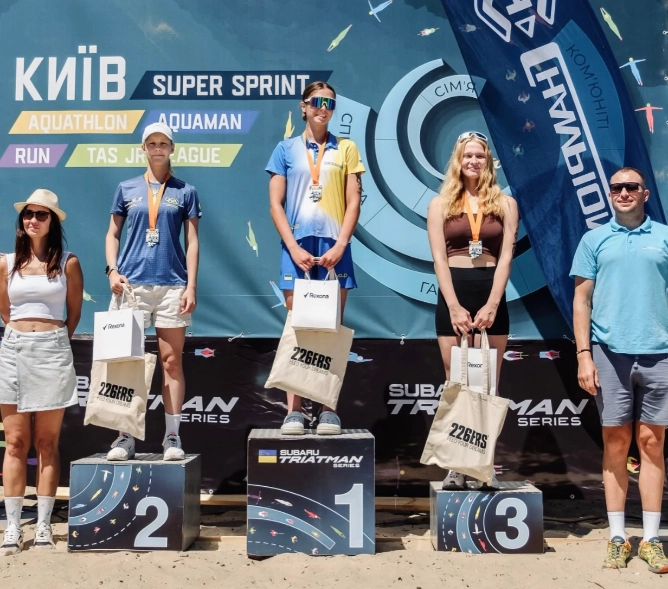 Переможці чемпіонату України з триатлону в Києві на суперспринтерській дистанції на п'єдесталі пошани