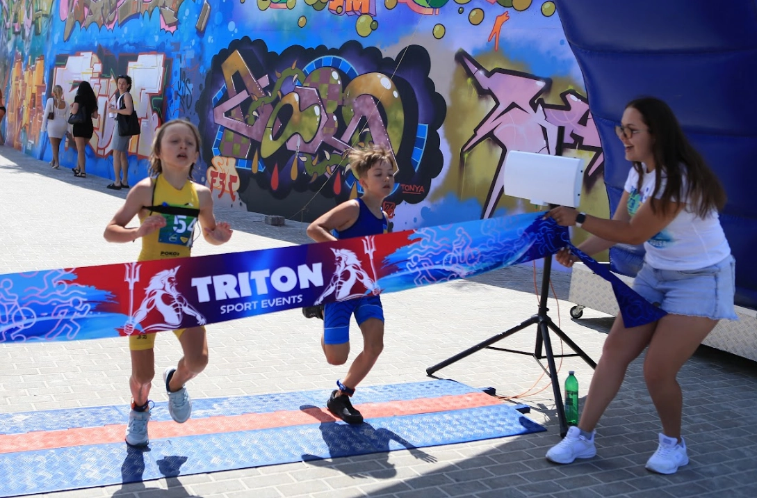 Юні спортсмени перетинають фінішну лінію Кубка України з триатлону в Одесі