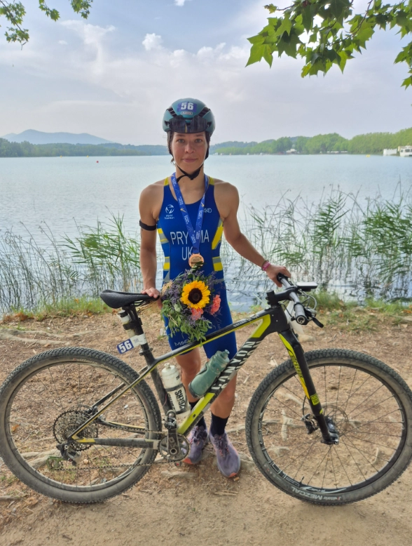 Софія Прийма з велосипедом на чемпіонаті Європи з мультиспорту в Баньолесі, Іспанія