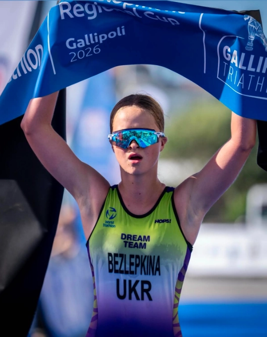 Лея Безлепкіна святкує перемогу на Кубку розвитку World Triathlon у Галліполі 2026