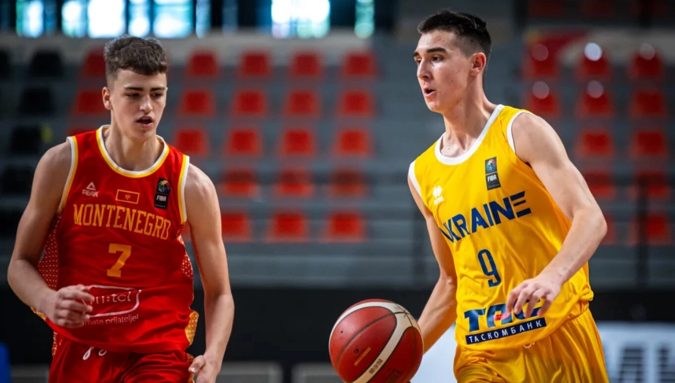 Юніорська збірна України U-18 з баскетболу під час матчу проти Чорногорії на чемпіонаті Європи